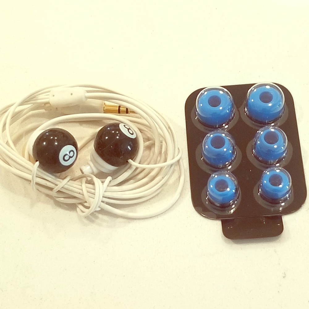 MAGIC 8 BALL HEADPHONES & 3 PAIRS BEATS EARBUDS